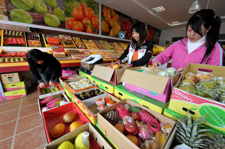 Direct air and sea transport between the Chinese mainland and Taiwan, which started from last month, has reduced the costs of the fruits from Taiwan by 10 to 20 percent, making the fruits more competitive in mainland markets.[Zhang Guojun/Xinhua] 