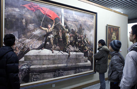 The visitors view a piece of oil painting presented on the Fine Arts Exhibition of the Yangtze River Delta Region memorizing the 30th Anniversary of China's reforms and opening up campaign, in Hangzhou, capital of east China's Zhejiang Province, Jan. 3, 2009. [Cheng Ruixin/Xinhua]