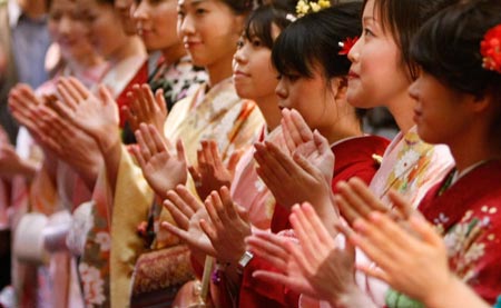 Women dressed in ceremonial kimonos clap to wish for success in 2009 at the Tokyo Stock Exchange's (TSE) New Year opening ceremony in Tokyo January 5, 2009.[Xinhua/Reuters]