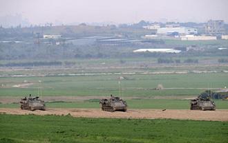 Israeli soldiers drive armored cars in Gaza strip, Jan. 4, 2009. Israeli on Sunday army clamed 30 injureds since the ground operation on Jan. 3, 2009. [Yin Bogu/Xinhua] 