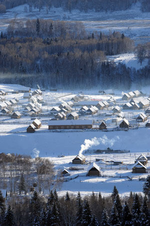Photo taken on Jan. 4, 2009 shows the scenery of Hemu village of Burqin County in northwestern China&apos;s Xinjiang Uygur Autonomous Region. In winter, heavy snow covers trees and hills at the scenic spot of Burqin County.(Xinhua/Sadat)