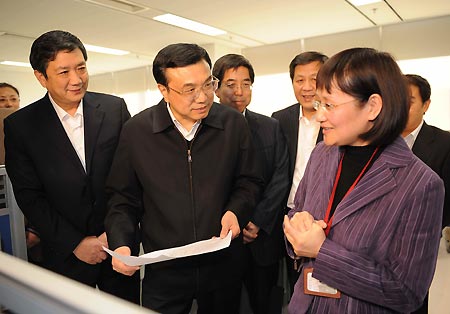 Chinese Vice Premier Li Keqiang (2nd R Front) talks with a woman during his visit to China Power Investment Corporation in Beijing, capital of China, on Jan. 4, 2009. Li Keqiang on Sunday visited the State Bureau of Statistics and China Power Investment Corporation in Beijing for the second national economic census. 