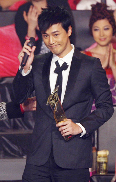 Hong Kong singer Raymond Lam waves to fans after winning one of the 10 top songs of 2008 during the Jade Solid Gold Top 10 Awards presentation ceremony in Hong Kong January 3, 2009. 