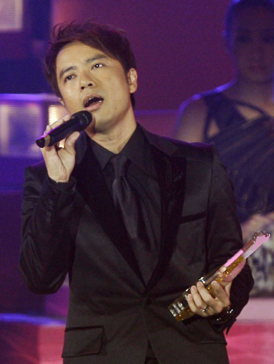 Singer Hacken Lee performs after winning one of the 10 top songs of 2008 during the Jade Solid Gold Top 10 Awards presentation ceremony in Hong Kong January 3, 2009. 