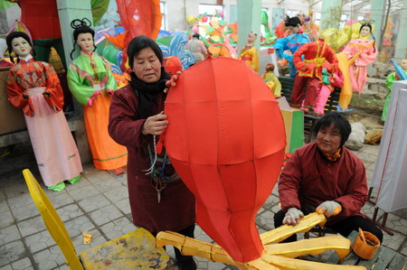 Women make ox lanterns to welcome the Year of the OX in Kuisan village, East China's Shandong province Monday, January 5, 2009. [Xinhua]