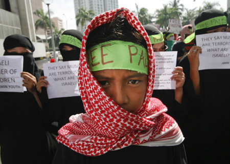 People hold a demonstration in front of the Israeli Embassy to the Philippines to protest against Israel's continued military attacks on the Palestinians in the Gaza Strip, in Manila Jan. 5, 2009. [Xinhua]