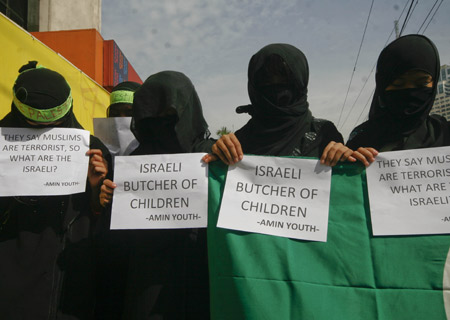 People hold a demonstration in front of the Israeli Embassy to the Philippines to protest against Israel's continued military attacks on the Palestinians in the Gaza Strip, in Manila Jan. 5, 2009. [Xinhua]