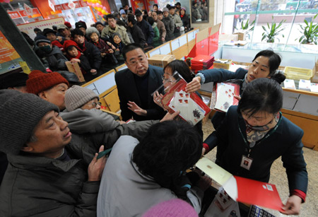  Citizens line up to buy stamps marking the Chinese traditional lunar Jichou Year of 2009 at a post office in Nanjing, east China's Jiangsu Province on Jan. 5, 2009. [Xinhua]