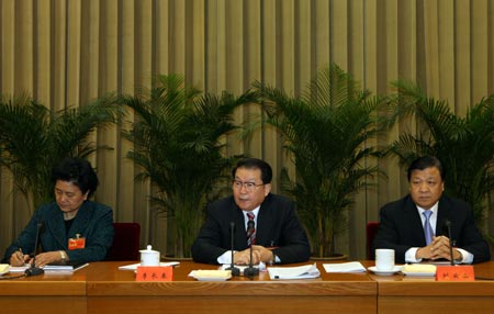 Li Changchun (C), member of the Standing Committee of the Political Bureau of the Central Committee of the Communist Party of China, addresses a national conference on publicity in Beijing, capital of Beijing, Jan. 4, 2009. [Lan Hongguang/Xinhua]