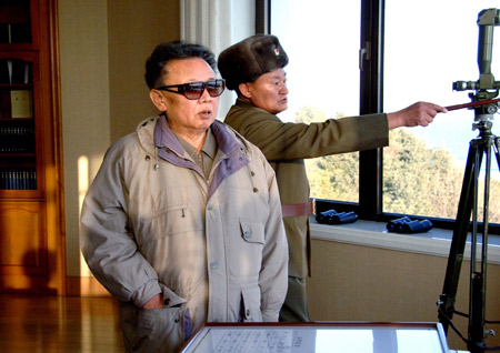  Kim Jong Il (Front), top leader of the Democratic People's Republic of Korea (DPRK), inspects Unit 1489 under the Artillery Command of the Korean People's Army in this undated picture released by Korean Central News Agency of the DPRK (KCNA) on Jan. 5, 2009. [Xinhua]