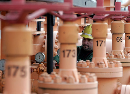 A worker checks the gas pressure in Hungary's pipelines at oil and gas group MOL's gas transmission subsidiary in Vecses Jan. 2, 2009. The European Union (EU) called on Friday for immediate resumption of full deliveries of gas to its member states. There is no immediate danger to gas supplies to the European Union (EU) after a pricing dispute between Russia and Ukraine resulted in minor disruptions, the European Commission said on Monday. [Xinhua]