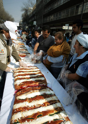 A massive bread is displayed in Mexico City, Mexico, on Jan. 4, 2009. The bread that is about 1,600 meters (one mile) long, and weighs close to 10,000 kilograms was baked Sunday for the traditional Magi party and was distributed to thousands of Mexican families. [Xinhua]