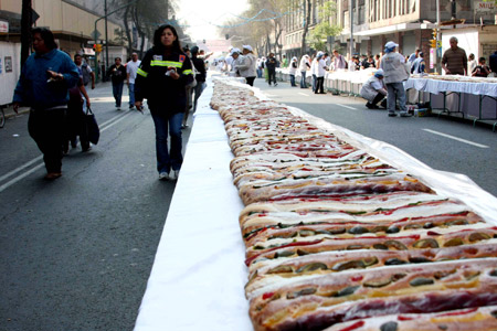 A massive bread is displayed in Mexico City, Mexico, on Jan. 4, 2009. [Xinhua]