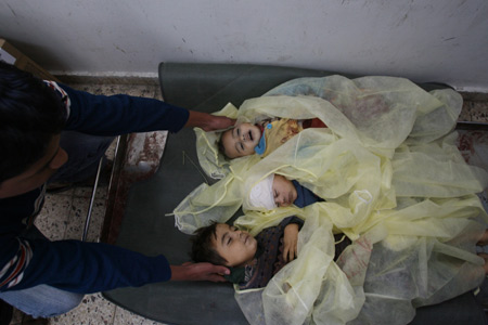Bodies of three Palestinian children lay on a stretcher at Shifa hospital in the east of Gaza City after an Israeli strike on Jan. 5, 2009.[Xinhua]