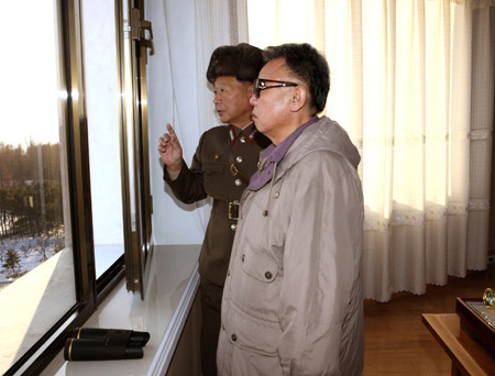 Kim Jong Il (R), top leader of the Democratic People's Republic of Korea (DPRK), inspects Unit 1489 under the Artillery Command of the Korean People's Army in this undated picture released by Korean Central News Agency of the DPRK (KCNA) on Jan. 5, 2009. [Xinhua]