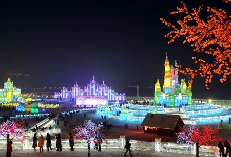 People visit the Harbin Ice and Snow World in Harbin, capital of northeast China's Heilongjiang Province, Jan. 5, 2009.[Wang Jianwei/Xinhua]