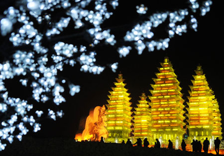 People visit the Harbin Ice and Snow World in Harbin, capital of northeast China's Heilongjiang Province, Jan. 5, 2009.[Wang Jianwei/Xinhua]