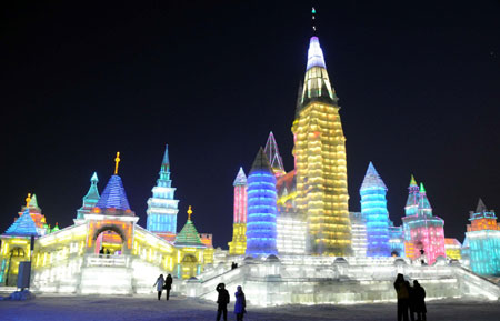 Tourists visit ice carvings at the Harbin Ice and Snow World in Harbin, capital of northeast China's Heilongjiang Province, Jan. 5, 2009. [Wang Jianwei/Xinhua]