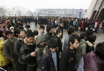 Travellers queue up to board a train heading for Tibet at Xining Railway Station in Xining, northwest China's Qinghai province January 4, 2009. An early travel rush with travellers mainly migrant workers and college students returning home arrives for Spring Festival holiday. [Xinhua] 