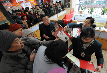 Citizens line up to buy stamps marking the Chinese traditional lunar Jichou Year of 2009 at a post office in Nanjing, east China's Jiangsu Province on Jan. 5, 2009. [Xinhua]