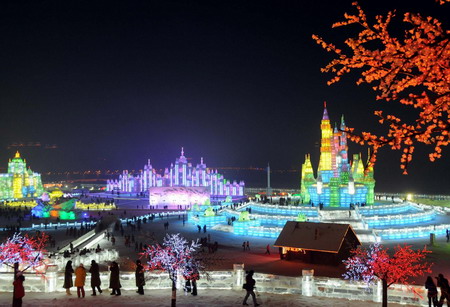 People look at giant ice sculptures at the Ice and Snow World Park in Harbin, northeast China's Heilongjiang Province January 5, 2009. [Xinhua] 