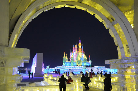 People visit the Harbin Ice and Snow World in Harbin, capital of northeast China's Heilongjiang Province, Jan. 5, 2009. [Xinhua]