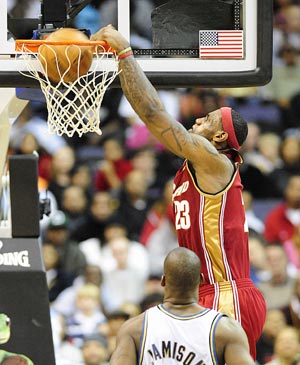 Cleveland Cavaliers forward Lebron James (Top) dunks the ball during the NBA games against Washington Wizards in Washington, the United States, Jan. 4. 2009. Washington Wizards won 80-77.