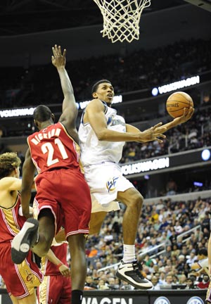 Nick Young of Washington Wizards (R) goes to the basket during the NBA games against Cleveland Cavaliers in Washington, the United States, Jan. 4. 2009. Washington Wizards won 80-77.
