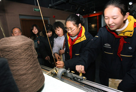 Junior high school students visit newly opened Shanghai Textile and Raiment Museum in Shanghai, China, on Jan. 5, 2009. (Xinhua Photo)