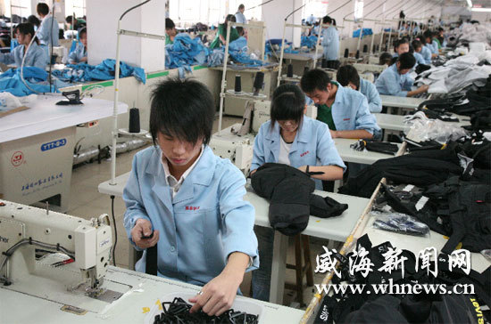 Workers in the Tongtai Industrial Group Co. in Weihai, Shandong Province, a major garment exporter of the country, work hard to accomplish the task on schedule. The company has continuously improved production efficiency to strengthen its anti-risk capabilities.