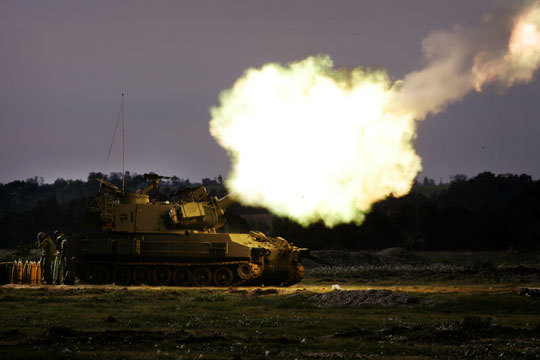 Heavy and fierce gun battles took place on Monday night between Israeli soldiers and Palestinian militants in eastern and northern Gaza City, witnesses in Gaza said.