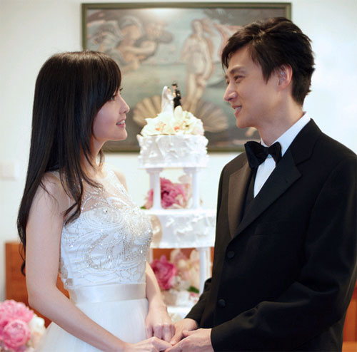 The controversial Hong Kong celebrity couple Vivian Chow and Joe Nieh published their wedding photos on January 5, 2009. Actress Chow, 41, and writer Nieh, 44, were married on the same day in a private ceremony that was only accessible to family members and friends. Their marriage came shortly after Nieh was spotted kicking another girl. 