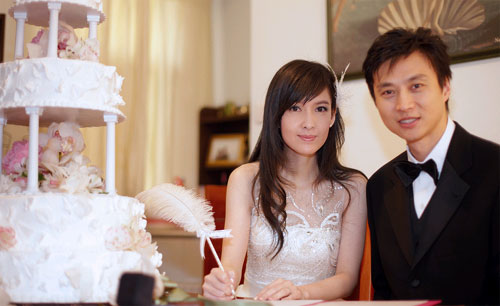 The controversial Hong Kong celebrity couple Vivian Chow and Joe Nieh published their wedding photos on January 5, 2009. Actress Chow, 41, and writer Nieh, 44, were married on the same day in a private ceremony that was only accessible to family members and friends. Their marriage came shortly after Nieh was spotted kicking another girl. 