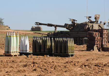 An Israeli mobile artillery is seen on the border of the southern Gaza Strip, Jan. 6, 2009. Over 540 Palestinians have been killed and some 2,500 others injured in the Gaza Strip during Israel's Operation Cast Lead starting from Dec. 27, 2008. [Yin Bogu/Xinhua]