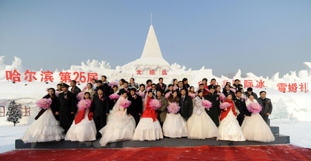 Couples pose for photos at a mass wedding ceremony on Sun Island of in Harbin, capital of China's northeast Heilongjiang Province, on Jan. 6, 2009. The 25th Harbin Mass Wedding ceremony was held on Tuesday with 22 couple joined in.[Li Yong/Xinhua]