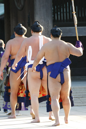Mongolian-born grand sumo champion Yokozuna Hakuho (C) leaves after performing the traditional New Year's rite at Meiji Shrine in Tokyo Jan. 6, 2009. [Xinhua/Reuters]