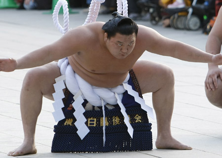 Mongolian-born grand sumo champion Yokozuna Hakuho performs the New Year's ring-entering rite at Meiji Shrine in Tokyo Jan. 6, 2009. [Xinhua/Reuters]
