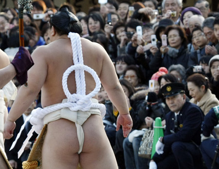 Mongolian-born grand sumo champion Yokozuna Hakuho performs the New Year's ring-entering rite at Meiji Shrine in Tokyo Jan. 6, 2009. [Xinhua/Reuters]