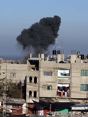 A smoke column rises following an Israeli airstrike in Rafah, southern Gaza Strip, Jan. 6, 2009. Israeli Prime Minister Ehud Olmert on Tuesday rejected a European Union (EU) request for a 48-hour ceasefire in the Gaza Strip, vowing to push ahead the offensive in the Gaza Strip till security is restored to southern regions of Israel. [Wissam Nassar/Xinhua]