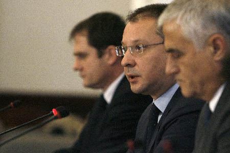 Bulgarian Prime Minister Sergei Stanishev (C) speaks during a news conference beside Bulgaria's Economy and Energy Minister Petar Dimitrov (R) and Bulgaria's state gas monopoly Bulgargaz chief executive Dimitar Gogov at the government building in Sofia, January 6, 2009. [Xinhua/Reuters]