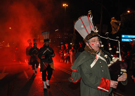 A band takes part in the traditional Epiphany parade in Madrid, Spain, on Jan. 5, 2009. The annual Epiphany parade was held on Monday night. Traditionally, children in Spain get their Christmas presents from their parents on Jan. 6, the day when the 'Three Wise Men' visited the baby Jesus.[Chen Haitong/Xinhua]