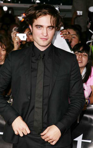 Robert Pattinson's arrived at the premiere of 'Twilight' November 17, 2008. [chinadaily.com.cn/Agencies] 