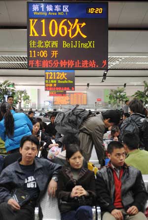 Passengers wait to board trains at the Shenzhen Railway Station in Shenzhen, south China's Guangdong Province, Jan. 6, 2009. The railway station has witnessed 35,000 person-time travelers since Jan. 5, several days before the annual Spring Festival travel season. The Spring Festival starts from Jan. 26 this year, according to Chinese traditional lunar calendar.[Xinhua]