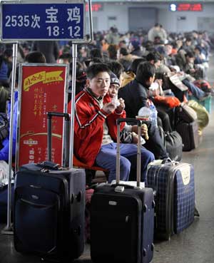 Passengers wait to board trains at the Taiyuan Railway Station in Taiyuan, capital of north China's Shanxi Province, Jan. 6, 2009. [Xinhua]