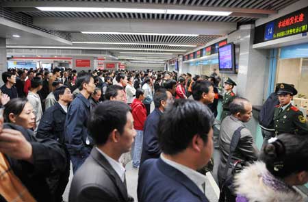 Passengers wait in queue to buy tickets at the Shenzhen Railway Station in Shenzhen, south China's Guangdong Province, Jan. 6, 2009. [Xinhua] 