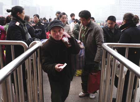 Passengers enter the Taiyuan Railway Station in Taiyuan, capital of north China's Shanxi Province, Jan. 6, 2009. [Xinhua]