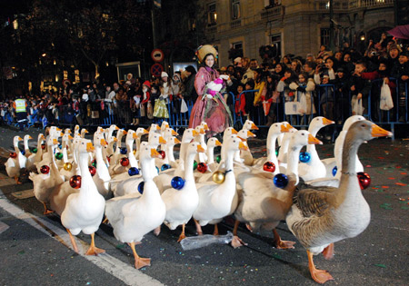 People take part in the traditional Epiphany parade with their geese in Madrid, Spain, on Jan. 5, 2009. The annual Epiphany parade was held on Monday night. Traditionally, children in Spain get their Christmas presents from their parents on Jan. 6, the day when the 'Three Wise Men' visited the baby Jesus.[Chen Haitong/Xinhua] 