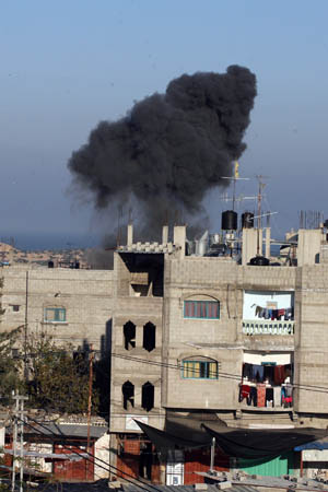 A smoke column rises following an Israeli airstrike in Rafah, southern Gaza Strip, Jan. 6, 2009. Israeli Prime Minister Ehud Olmert on Tuesday rejected a European Union (EU) request for a 48-hour ceasefire in the Gaza Strip, vowing to push ahead the offensive in the Gaza Strip till security is restored to southern regions of Israel. [Wissam Nassar/Xinhua]