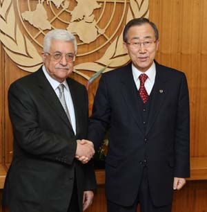 United Nations Secretary General Ban Ki-moon (R) meets with Mahmoud Abbas, president of the Palestinian Authority, to discuss the crisis in Gaza at the United Nations in New York,Jan. 6, 2009.