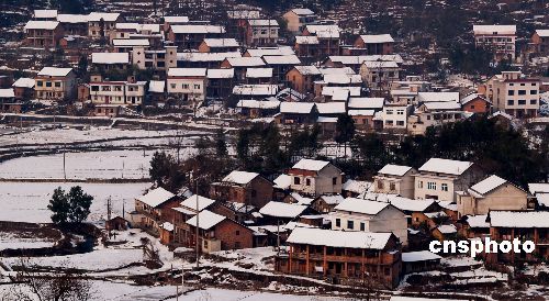 The central Hunan Province issued its first sleet warning of the winter on Tuesday as a storm hit 34 cities and counties, dumping several centimeters of snow. 